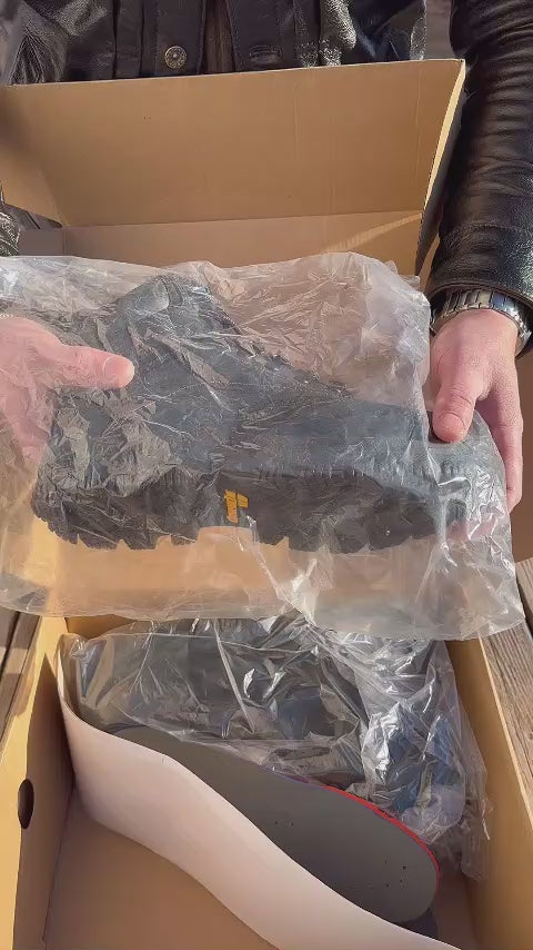 A Canadian influencer unboxes LASTING PINNIP's Whale work boots